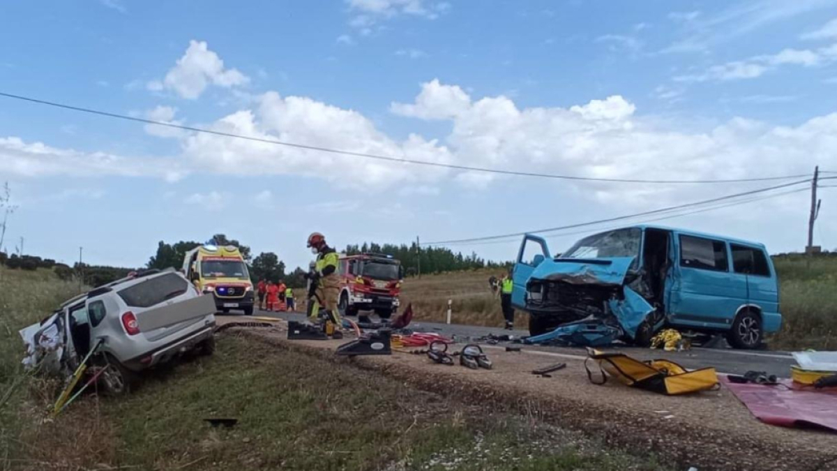 Imagen del accidente en la N-VI a la altura de La Bañeza, registrado este sábado. E. PRESS