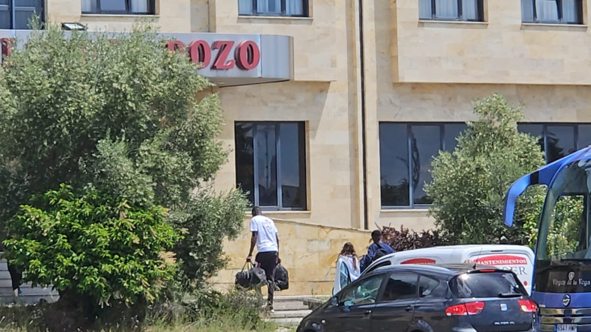 Llegada de los primeros migrantes al hotel Pozo de Villaquilambre en León.