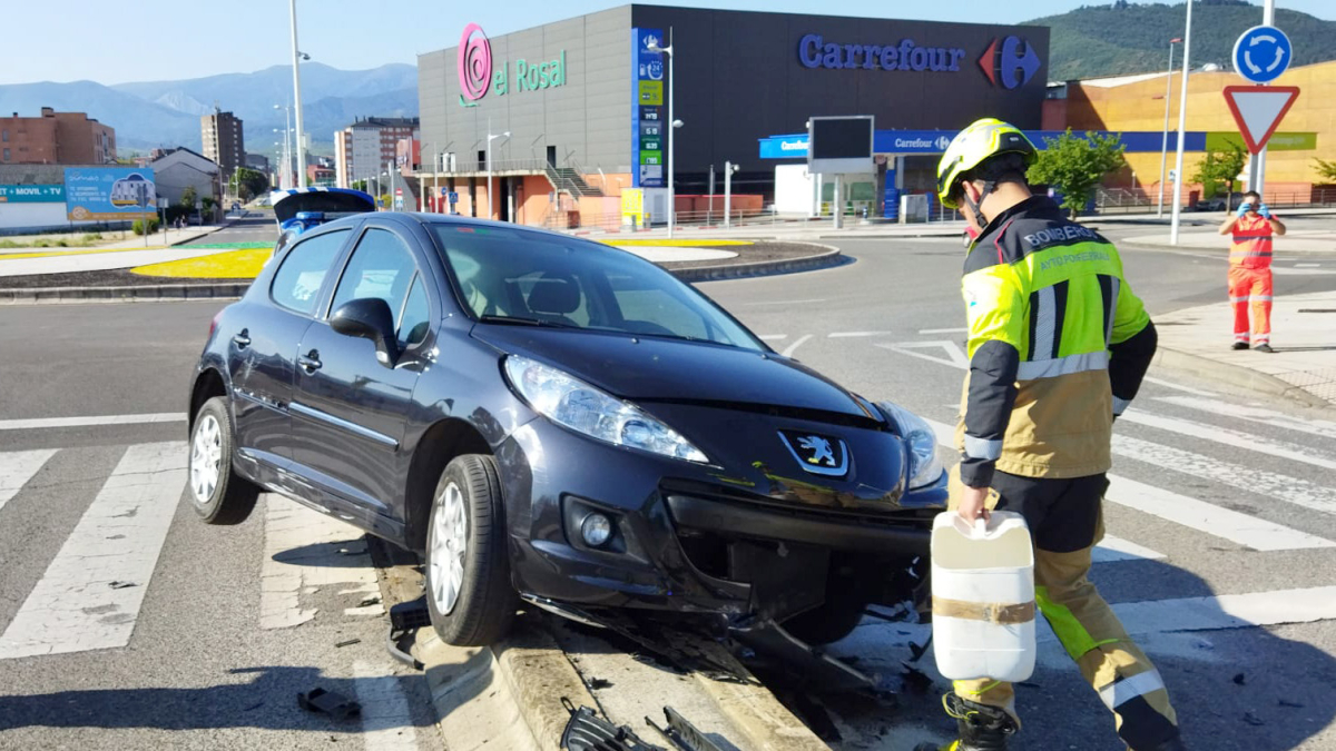 Accidente de tráfico en la glorieta de la Gasolinera de Carrefour, en Ponferrada