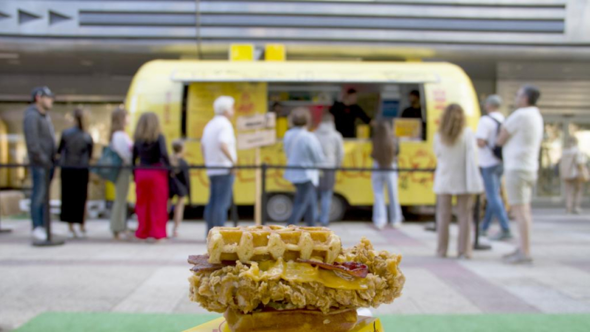 El foodtruck de Dabiz Muñoz en la puerta de El Corte Inglés. PATRICIA ZALAMA
