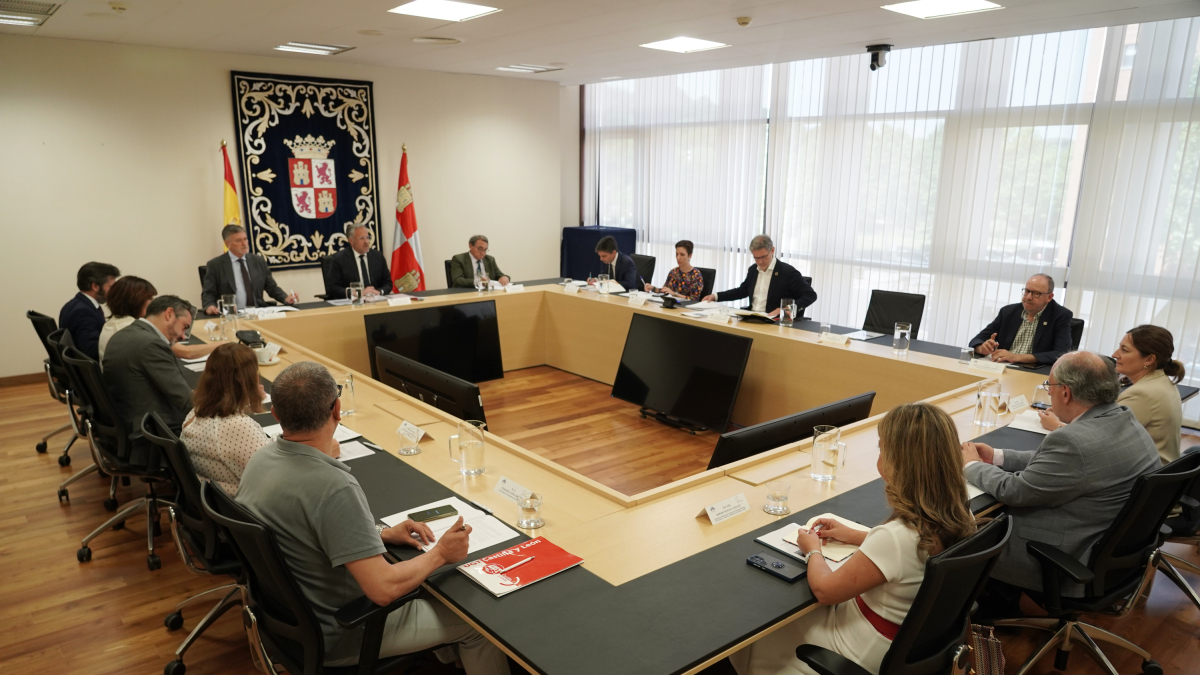 El presidente de las Cortes de Castilla y León, Carlos Pollán, preside la reunión del Patronato de la Fundación de Castilla y León.