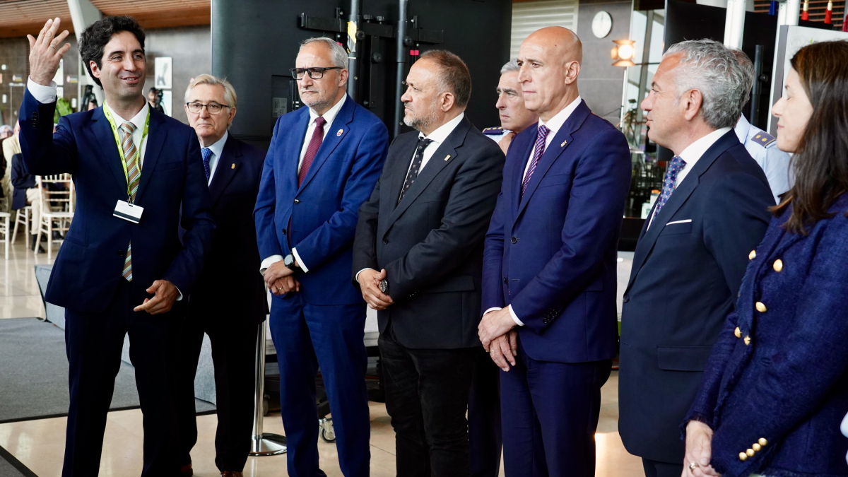 Las autoridades en la celebración de los 25 años del aeropuerto de León.