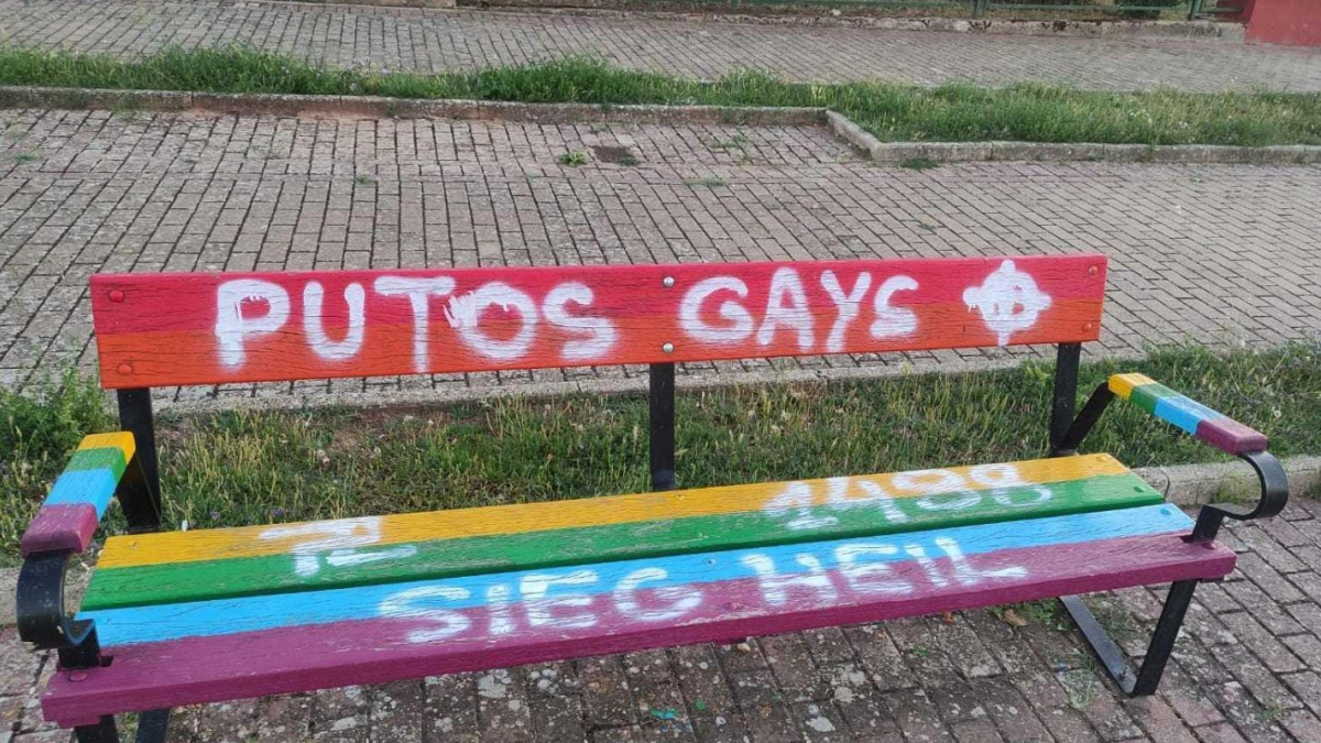 Pintadas en los bancos LGTBIQ+ en Almazán (Soria) EUROPA PRESS