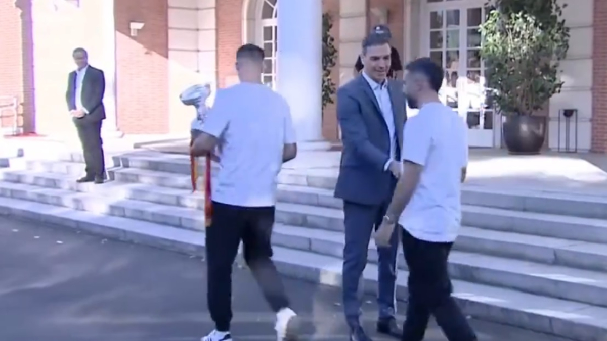 Instante del polémico saludo de Carvajal a Pedro Sánchez.