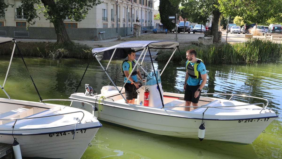 Servicio de barcas por un ramal en el Canal de Castilla en Palencia desde la Dársena