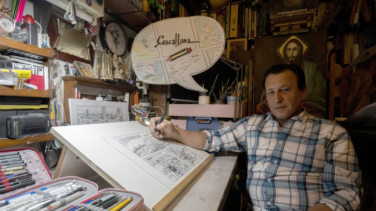 El dibujante Manolo Cascallana en su estudio de Ponferrada