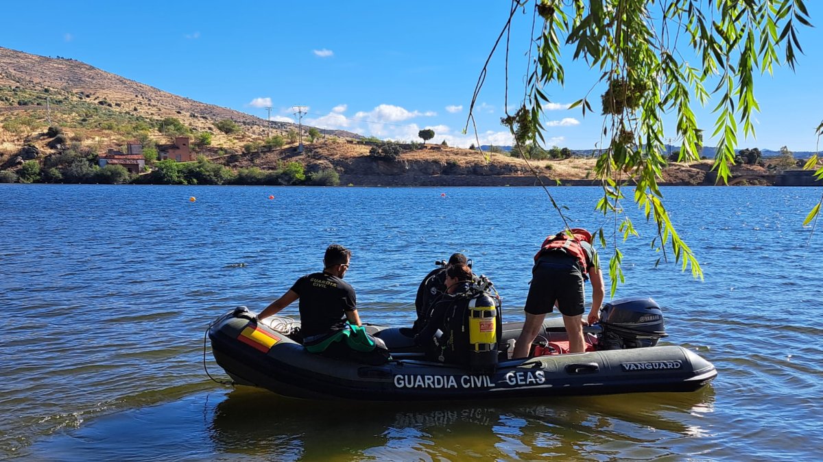 Imagen de archivo de un operativo de búsqueda de la Guardia Civil en un embalse de Castilla y León.