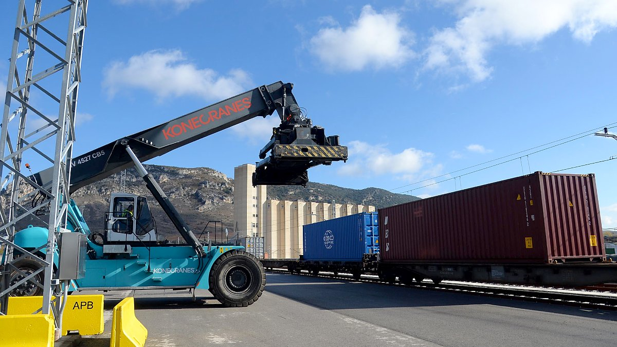 Carga mercancías en contenedores para exportación en el Puerto Seco de Pancorbo (Burgos). ICAL