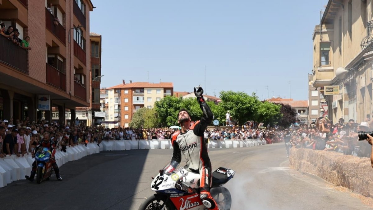 Momento en el que el piloto valenciano ofrece su victoria a la memoria del fallecido Javier Álvarez. ICAL
