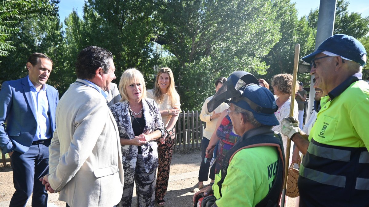 La consejera Leticia García, durante su visita a Viana de Cega.