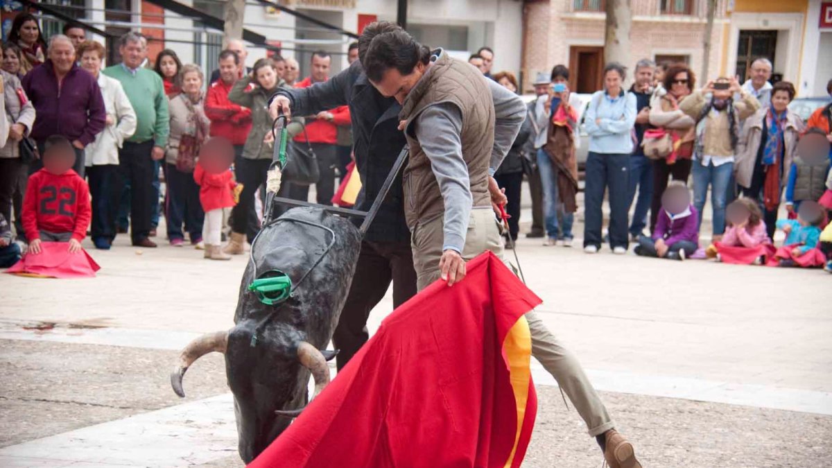 Imagen de archivo de una clase de toreo de salón.
