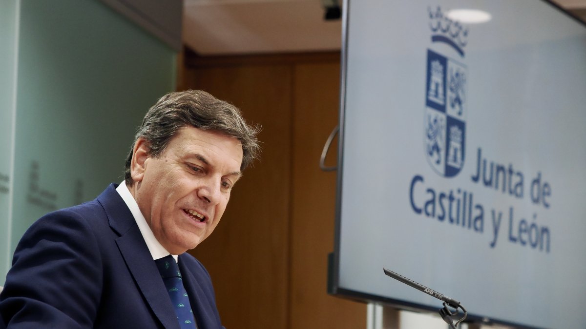 El consejero de Economía y Hacienda y portavoz, Carlos Fernández Carriedo, comparece en rueda de prensa posterior al Consejo de Gobierno