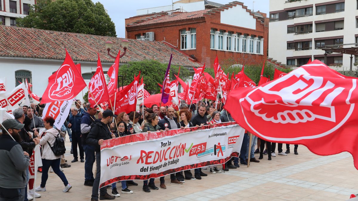 Concentración du UGT por la reducción de la jornada laboral en Palencia.