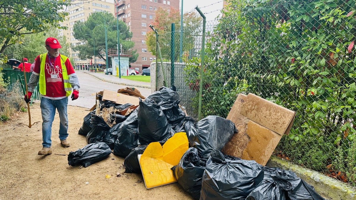 Imagen de la jornada de voluntariado en la Playa de la Moreras