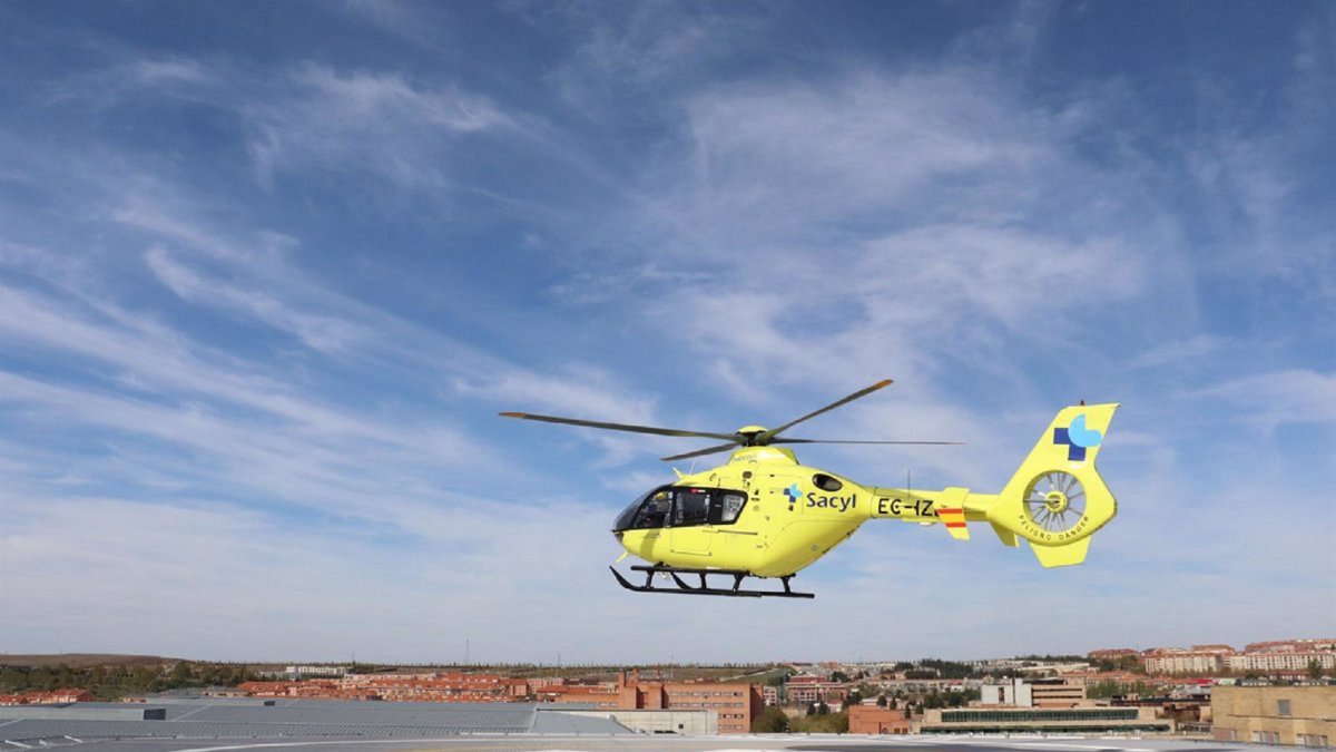 Un helicóptero despega del Hospital de Salamanca.
