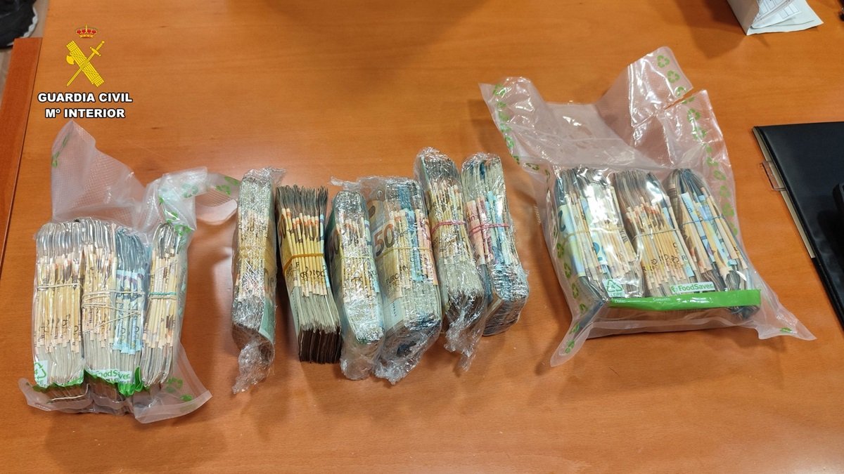 Dinero intervenido por la Guardia Civil.