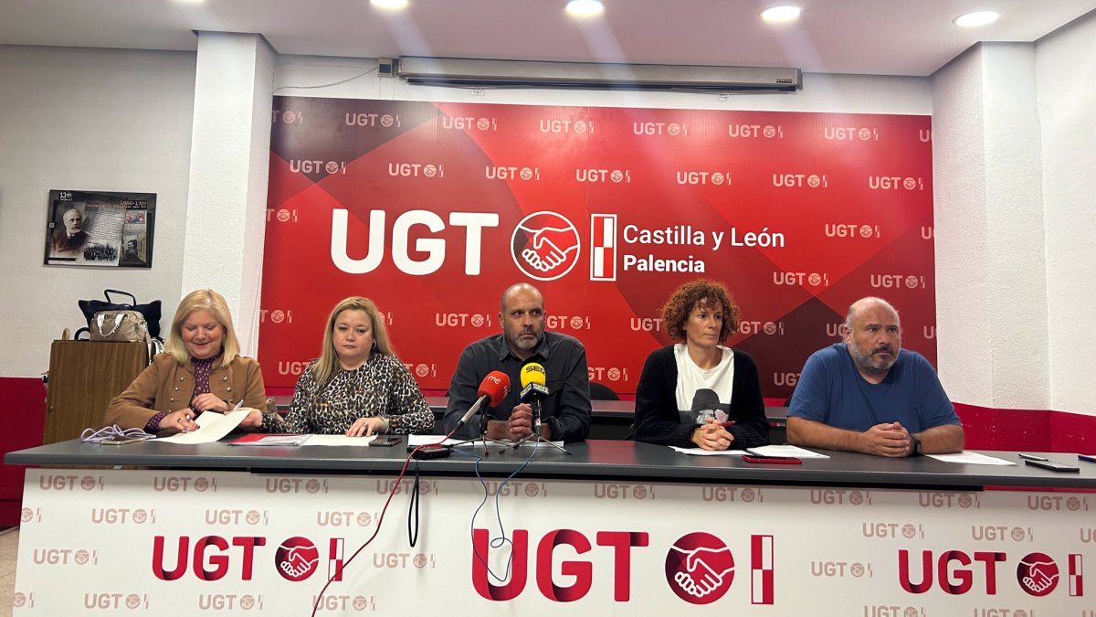 Gorka López, secretario de UGT Palencia, junto a otros miembros de la organización, solicitan la dimisión del subdelegado de gobierno en Palencia