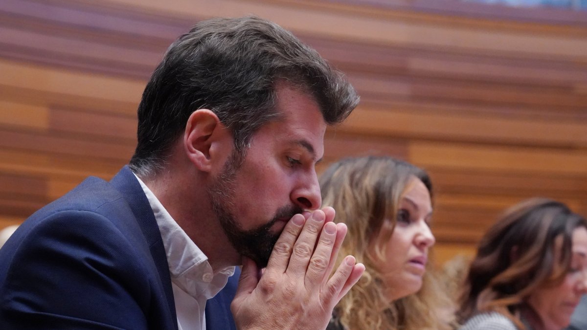 El secretario general del PSOE de Castilla y León, Luis Tudanca, durante el pleno de las Cortes.
