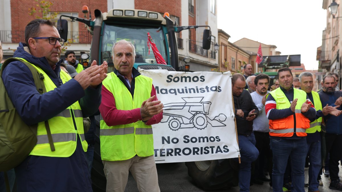 Concentración ante los juzgados de Benavente, donde se celebra el juicio a un agricultor y un ganadero por los disturbios en las protestas agrarias celebradas en marzo.