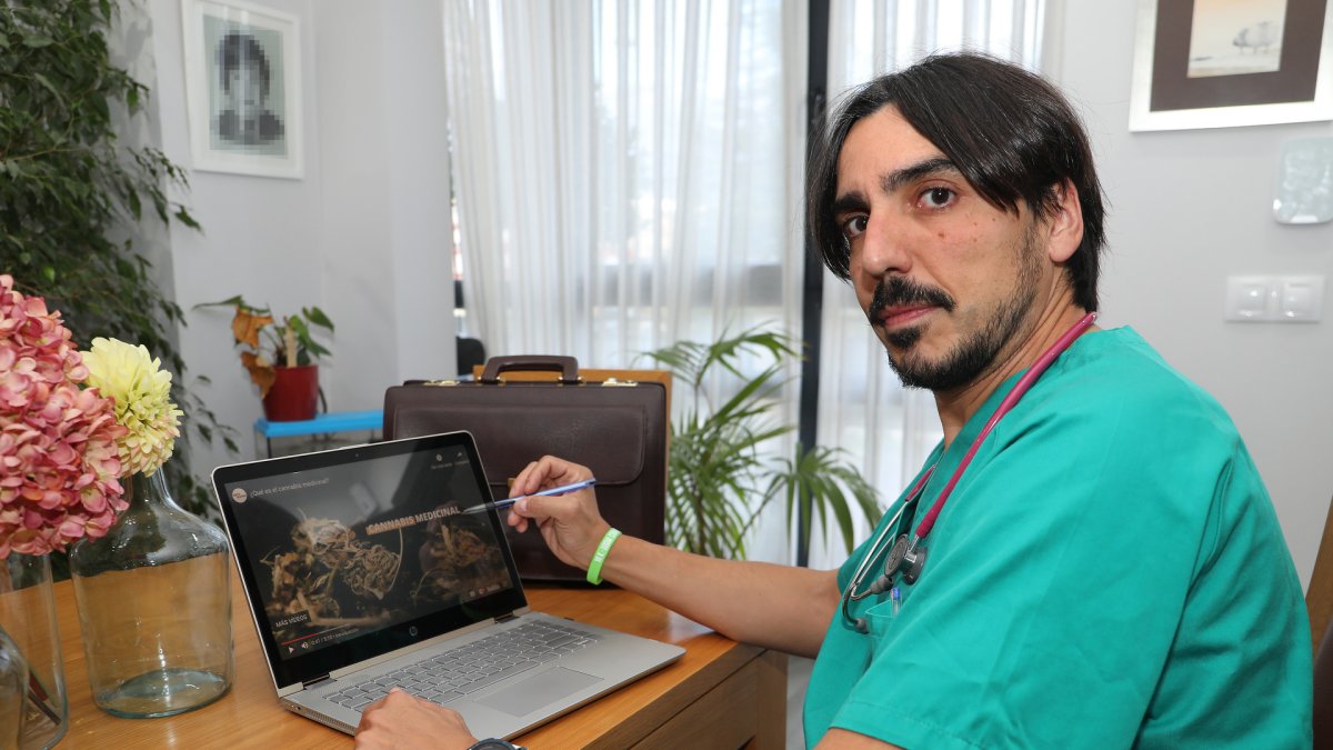 El cannabis como medicina para paliar enfermedades crónicas, en la imagen el doctor Javier Calaveras, que ha investigado sobre el uso medicinal de esta planta ICAL