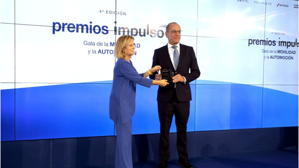 César Polvorosa, Consejero Delegado de Grupo Palausa, recoge el premio de manos de Marta Blázquez, Presidenta de Faconauto.