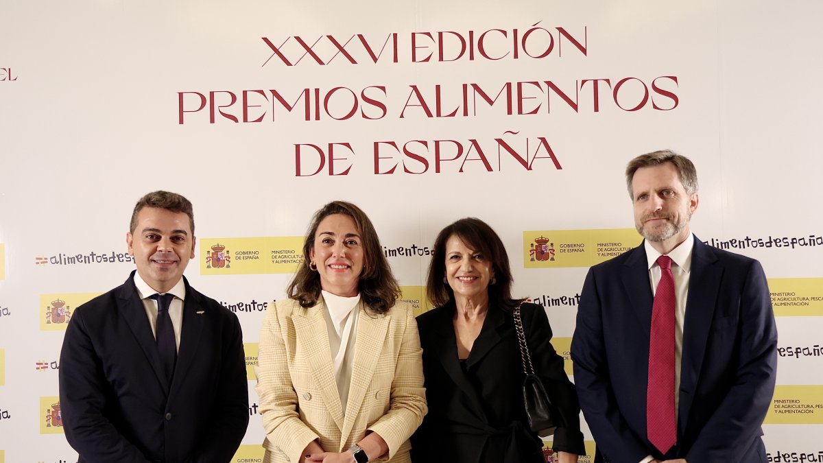 La consejera de Agricultura, María González Corral acompaña a los premiados, entre ellos Pedro Ruiz, CEO de Alma Carraovejas.