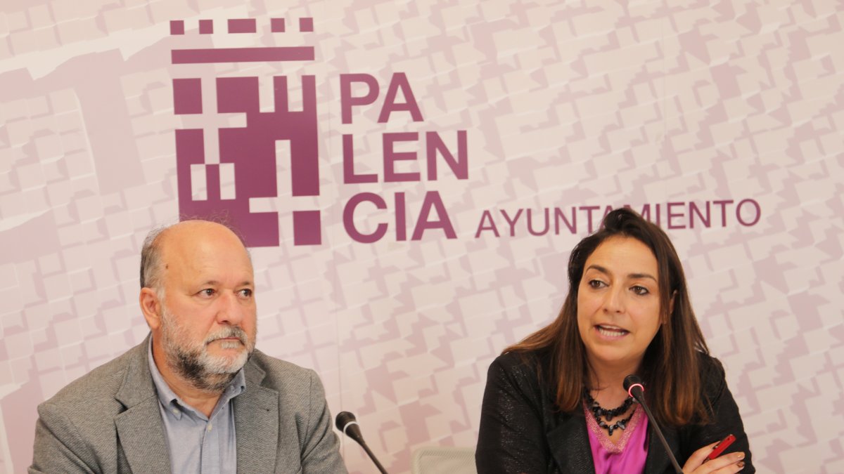 La alcaldesa de Palencia, Miriam Andrés; y el concejal de Hacienda, Carlos Hernández, presentan la propuesta de Ordenanzas Fiscales del equipo de Gobierno
