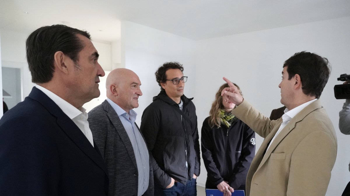 El presidente de la Junta de Castilla y León, Alfonso Fernández Mañueco, en el acto de entrega de viviendas rehabilitadas de Puente Colgante en Valladolid.