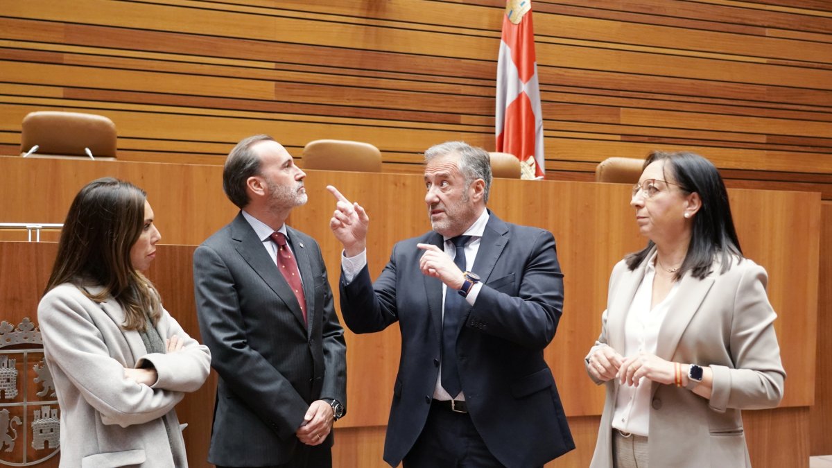 El presidente de las Cortes, Carlos Pollán, recibe en su despacho a los presidentes de los parlamentos autonómicos que asisten el sábado a la jornada conmemorativa con motivo del 555 aniversario del matrimonio de los Reyes Católicos: de Aragón, Marta Fernández, Baleares, Gabriel Lesenne, y de Comunidad Valenciana, Llanos Massó.