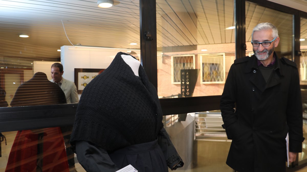 La indumentaria tradicional en Palencia a través del grabado y la estampa. Siglo XIX y XX, colección de Carlos Porro, en la imagen.