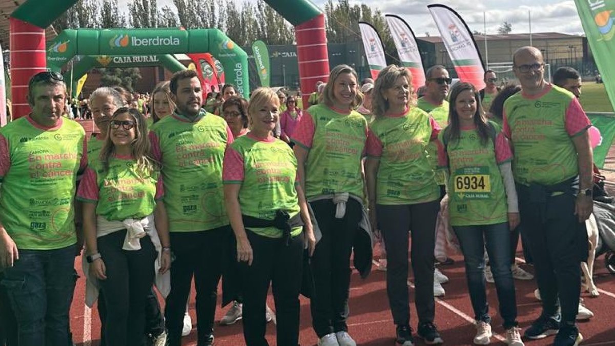 La vicepresidenta de la Junta (en el centro) en la carrera contra el cáncer.