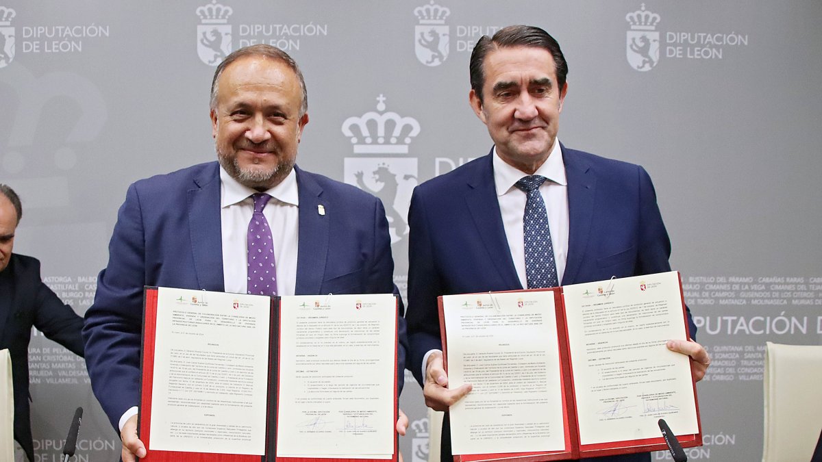 El consejero de Medio Ambiente, Vivienda y Ordenación del Territorio,Suárez-Quiñones, y el presidente de la Diputación de León, Gerardo Álvarez, en la firma del protocolo