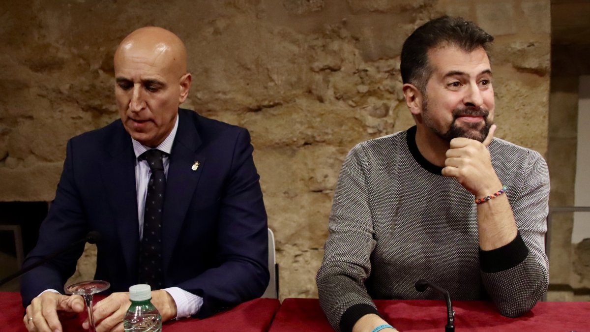 El secretario general del Partido Socialista de Castilla y León, Luis Tudanca con el alcalde, José Antonio Diez, en la reunión con la militación de León el jueves 17.