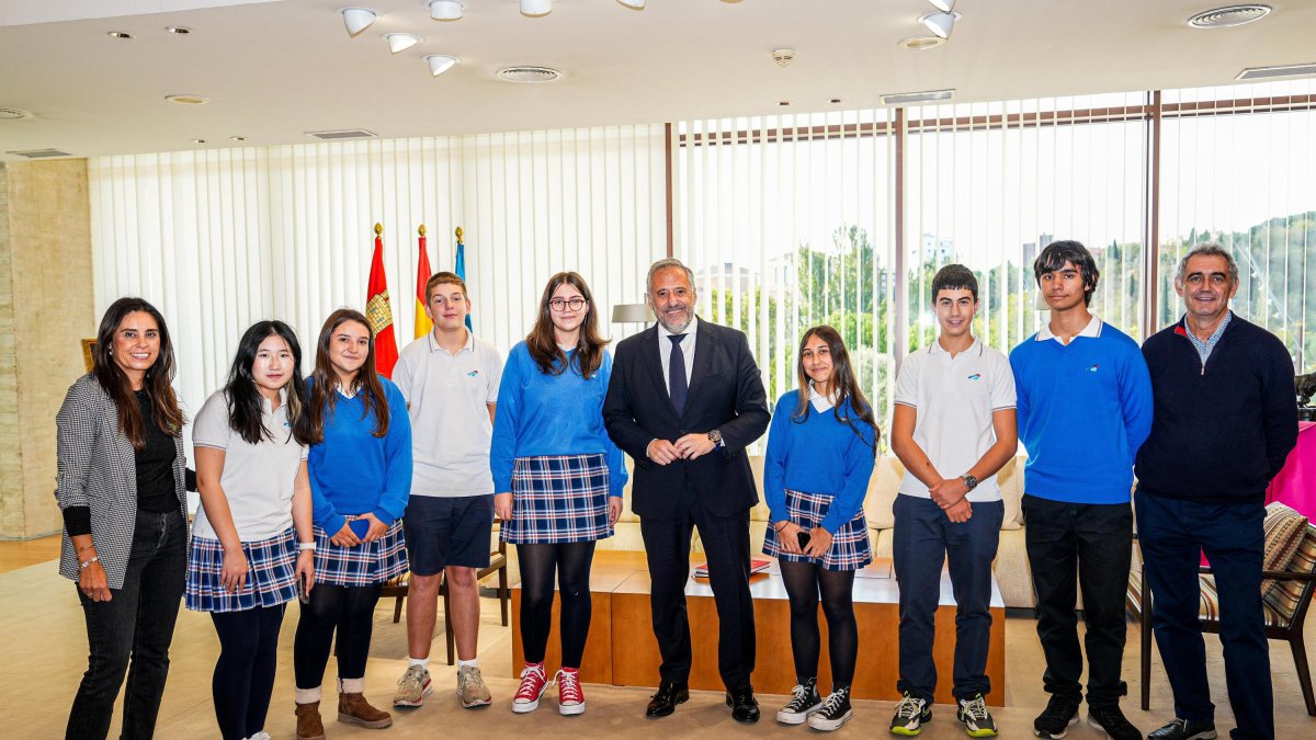 El presidente de las Cortes de Castilla y León, Carlos Pollán, recibe a los alumnos y profesores del Colegio Santo Ángel de Palencia.