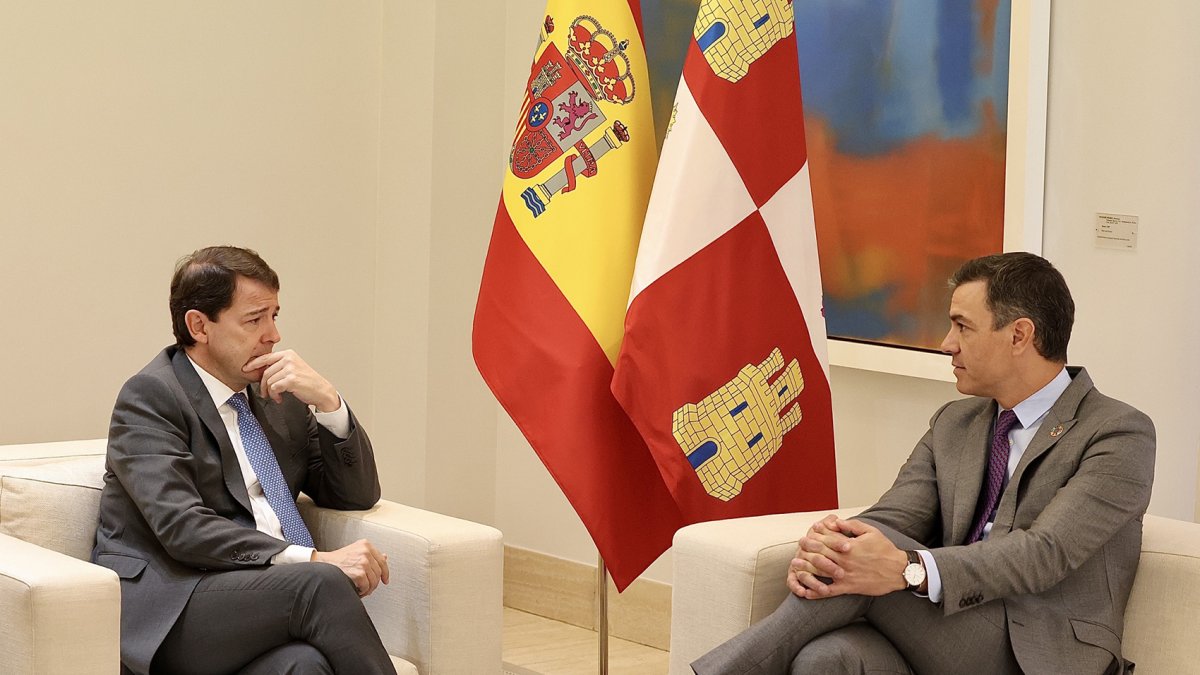 Pedro Sánchez y Alfonso Fernández Mañueco.