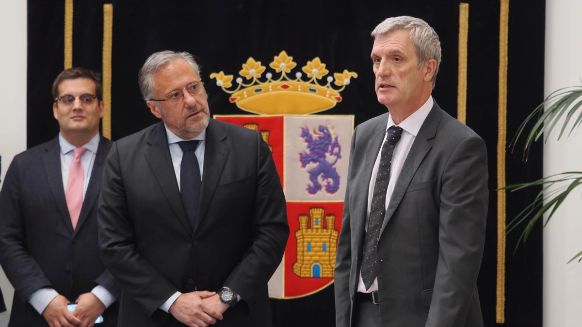 Luis Gracia toma posesión como Autoridad Independiente en materia de corrupción ante el presidente de las Cortes, Carlos Pollán, el pasado mes de junio en las Cortes.