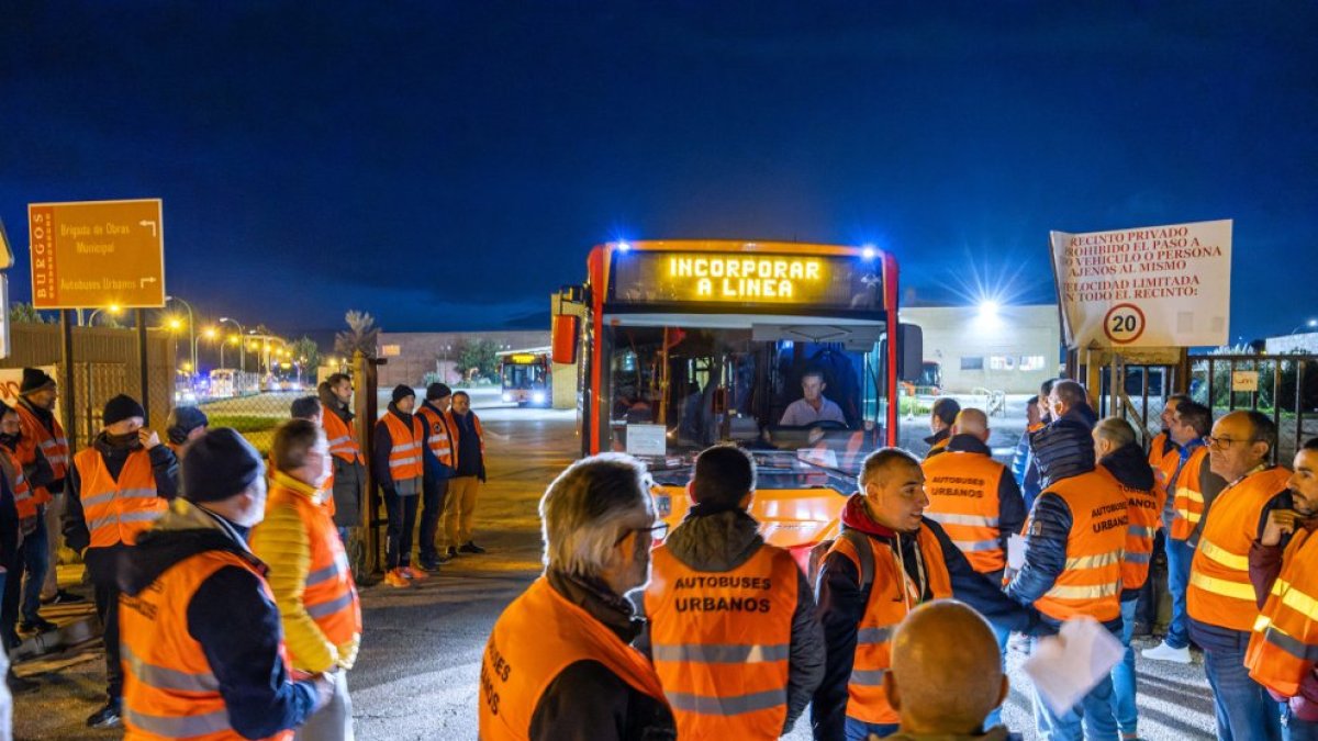 Un autobús a punto de salir para incorporarse a los servicios mínimos se topa con los piquetes a la puerta de las cocheras en Burgos.