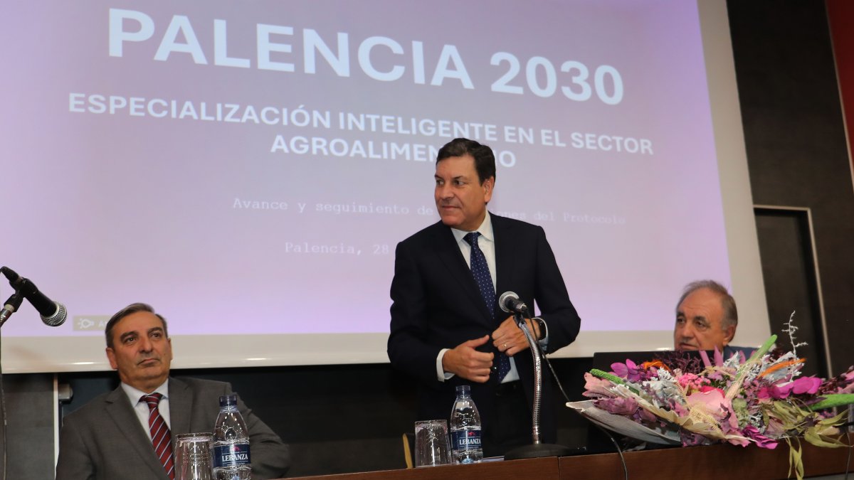 El consejero de Economía y Hacienda y portavoz, Carlos Fernández Carriedo; y el de Movilidad y Transformación Digital, José Luis Sanz Merino, participan en la reunión de seguimiento del protocolo para el impulso de la plataforma Palencia 2030: especialización inteligente en el sector agroalimentario