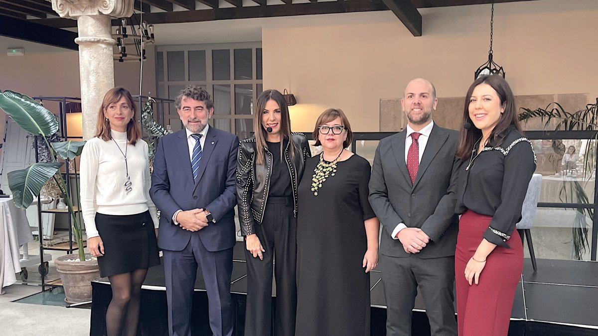 En el centro, Alicia Senovilla, presentadora del evento, junto Susana Cortés, gerente de la Fundación Eurocaja Rural, y Diego Díez López, presidente de CEOE Ávila.