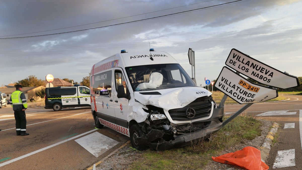 Estado en el que quedó la ambulancia tras el siniestro vial en Villanueva de los Nabos.