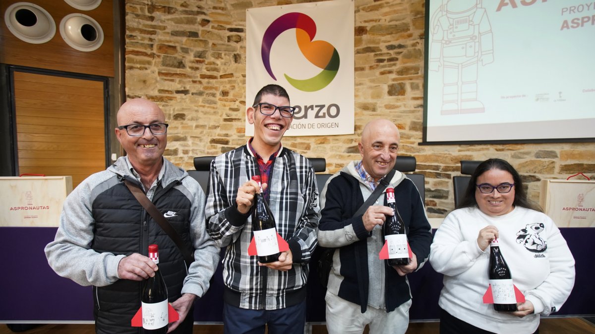 Los usuarios de Asprona Baldomero García, Miguel Ángel Amoedo, Guillermo Álvarez y Teresa Lozano, responsables del vino Aspronautas presentado este miércoles en Bierzo.