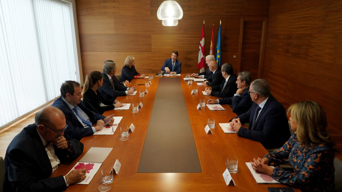 El presidente de la Junta de Castilla y León, Alfonso Fernández Mañueco, mantiene un encuentro con el Consejo de Cámaras de Comercio de Castilla y León
