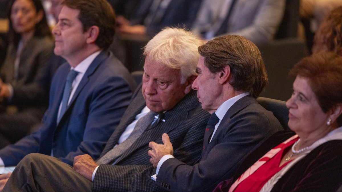 El presidente de la Junta, Alfonso Fernández Mañueco, y los expresidentes del Gobierno, Felipe González y José María Aznar, junto con la rectora de la UCAV, Mª del Rosario Sáez Yuguero.