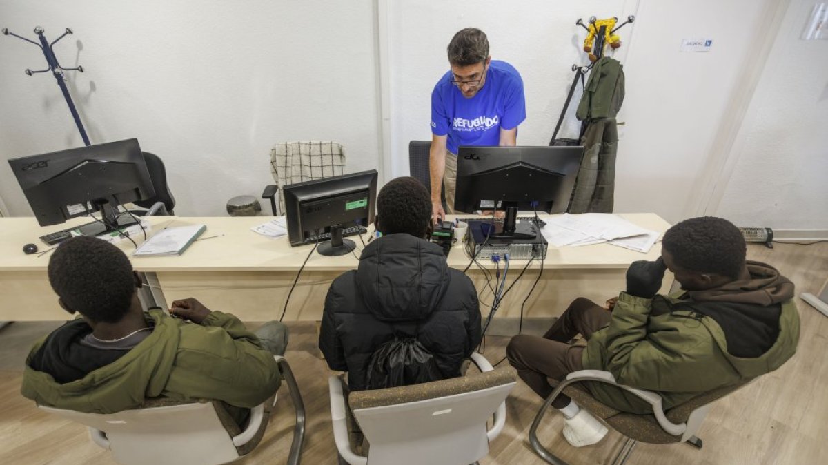 Tres jóvenes migrantes, procedentes de las islas Canarias, en la sede de Accem Burgos.