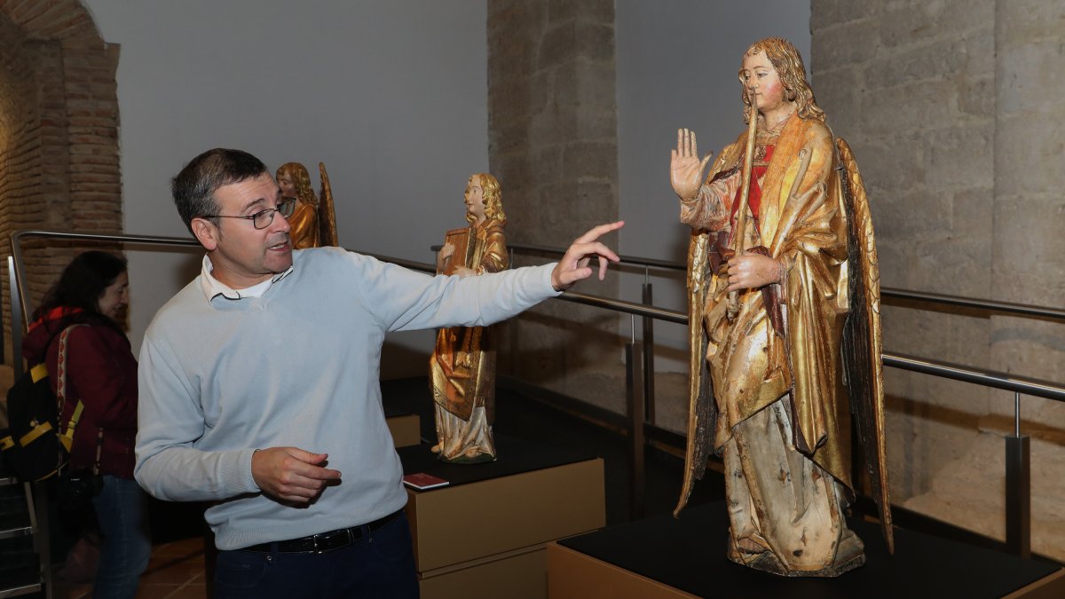 El director del Museo, José María Vicente, muestra una pieza de Alejo de Vahía en la iglesia museo de Santa María en Becerril de Campos(Palencia).