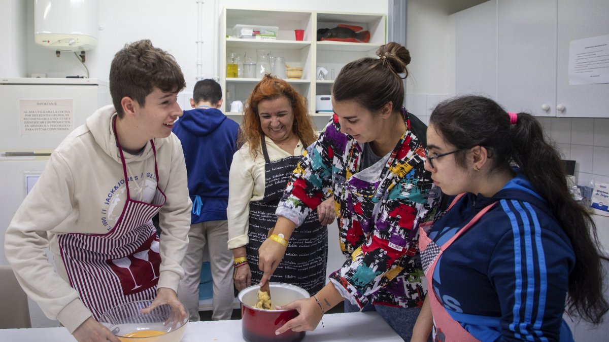 Un centenar de voluntarios colaboran en programas de ocio con la Fundación Aviva para defender la inclusión y los derechos de las personas con discapacidad.