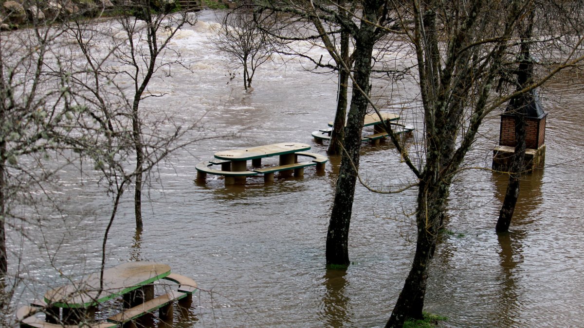 Crecida del rio Duero a su paso por Salduero.