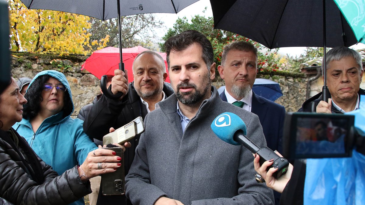 El secretario autonómico del PSOE, Luis Tudanca, antes de participar en la Feria de la Cecina de Chivo en Vegacervera (León)
