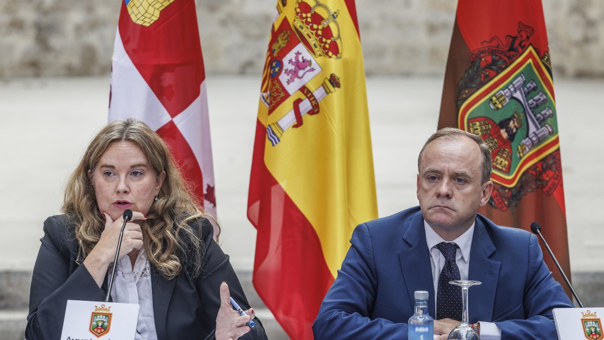 La alcaldesa de Burgos, Cristina Ayala, acompañada por el vicealcalde, Fernando Martínez-Acitores, en una imagen de archivo