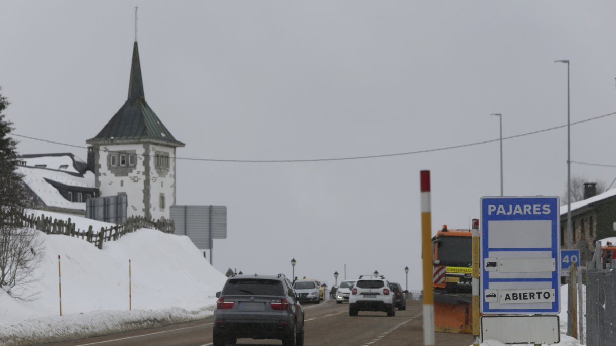 Algunos coches circulan por el puerto de Pajares, en una imagen de archivo.